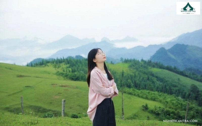Đi bộ và chụp ảnh giữa đồi cỏ xanh Cốc Sâm