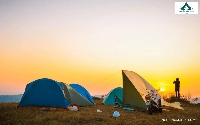Review camping đỉnh Bình Hương với đồi cỏ cháy và rừng thông 10 Ngắm bình minh và hoàng hôn trên đỉnh Bình Hương