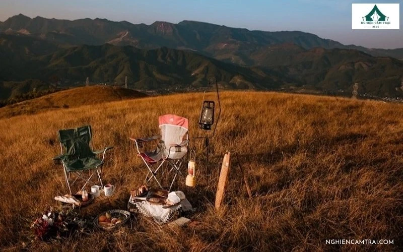 Review camping đỉnh Bình Hương với đồi cỏ cháy và rừng thông 11 Tổ chức picnic khi camping đỉnh Bình Hương