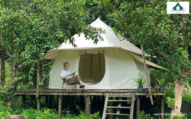 Wecamp Cafe Retreat nằm giữa thôn Tả Van, bao quanh bởi đồi cây, bãi cỏ xanh mát