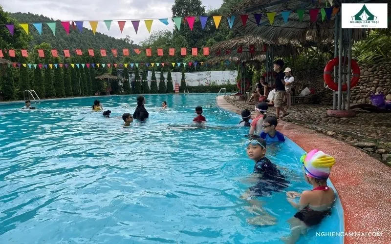 Tắm hồ bơi thư giãn khi trải nghiệm glamping tại Cỏ Lau Village