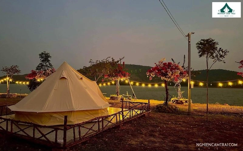 Bằng Lăng Glamping sở hữu lều Mông Cổ tiện nghi, sân vườn rực rỡ sắc hoa và góc cà phê ngắm hồ yên bình