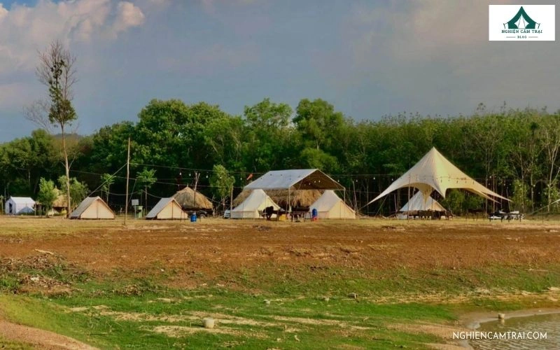 a Cà Camping Hồ Dầu Tiếng mang đến trải nghiệm cắm trại gần gũi thiên nhiên với lều vintage, tiệc BBQ và nhiều hoạt động ngoài trời hấp dẫn