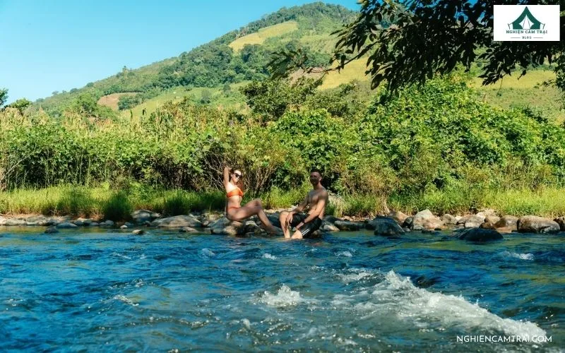 Review Moon Campsite với trải nghiệm camping giữa thiên nhiên 8 Trải nghiệm tắm suối và chèo SUP trên con suối gần Moon Campsite glamping