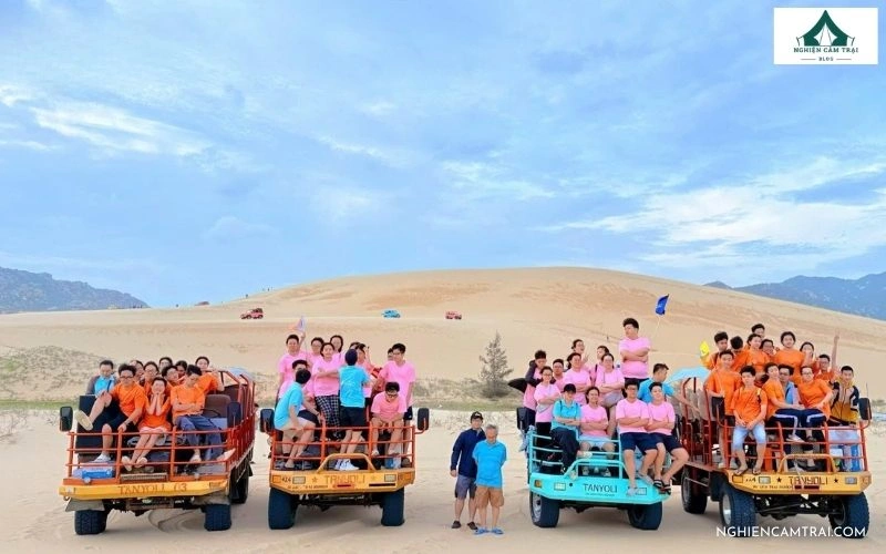 Tại Mũi Dinh có khu triền cát rộng tạo cơ hội để du khách trải nghiệm đua xe địa hình