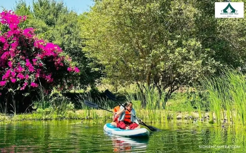 Chèo SUP và tận hưởng không gian trong lành Tanyoli Glamping Ninh Thuận