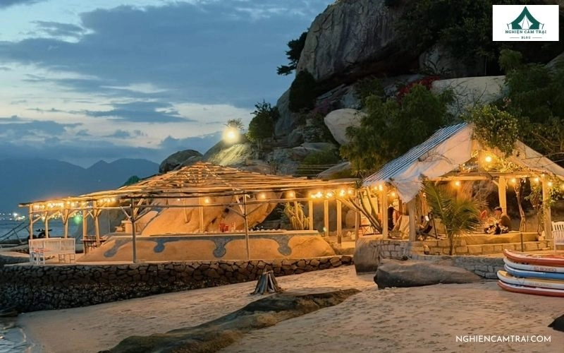 không gian khu glamping bên cạnh bãi biển của The Sunset Glamping